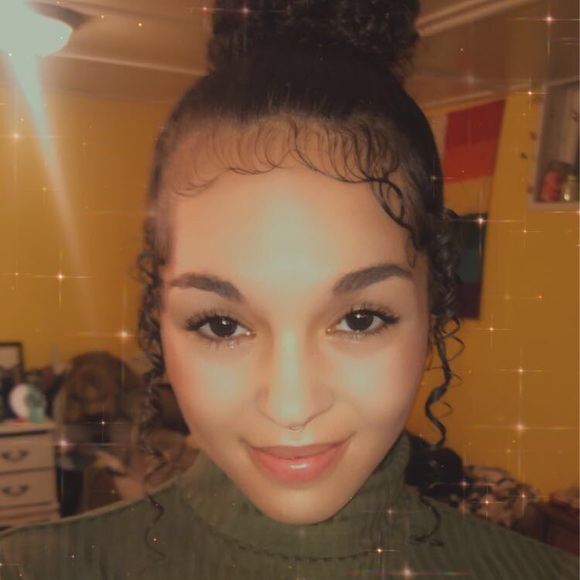 Meet your Posher, Halla - Picture 2 of 4